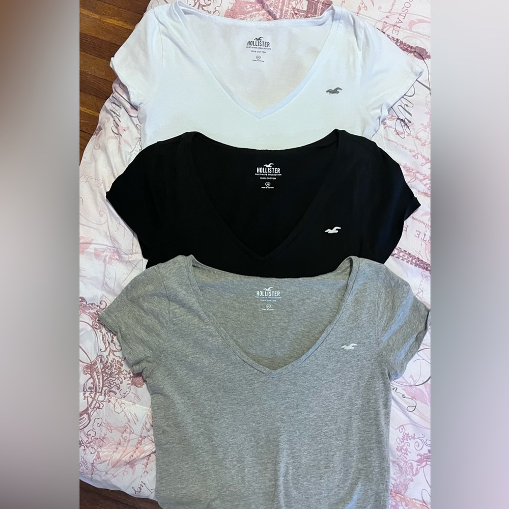 Hollister Women’s V neck T-shirt size Medium 3 pack